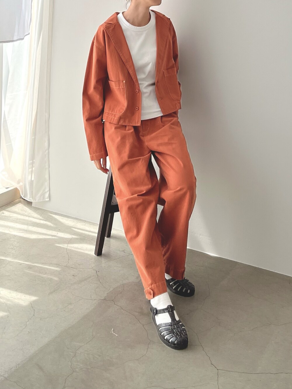 ホワイト系のTシャツ/カットソー、ブラック系のサンダル、その他のジャケット/アウターを着用したレディースの夏コーディネートの3枚目の写真