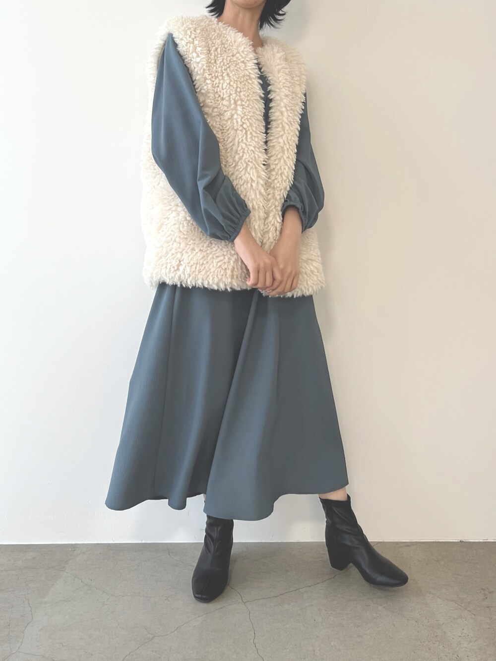 「秋カラー、オトナカジュアル、ゆるコーデ、レイヤードスタイル、ファーベスト、ワンピース、ベスト、ブルー、ホワイト、Ray Cassin、frames RAY CASSIN」｜「frames RAY CASSINのストレッチブーツ（ブーツ、ブラック系）」を使った、hazuさん（レディース・164cm）の夏コーディネートの2枚目の写真