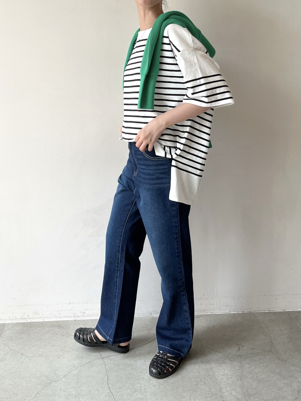 ブラック系のサンダル、グリーン系のトップス、ホワイト系のTシャツ/カットソーを着用したレディースの夏コーディネートの2枚目の写真