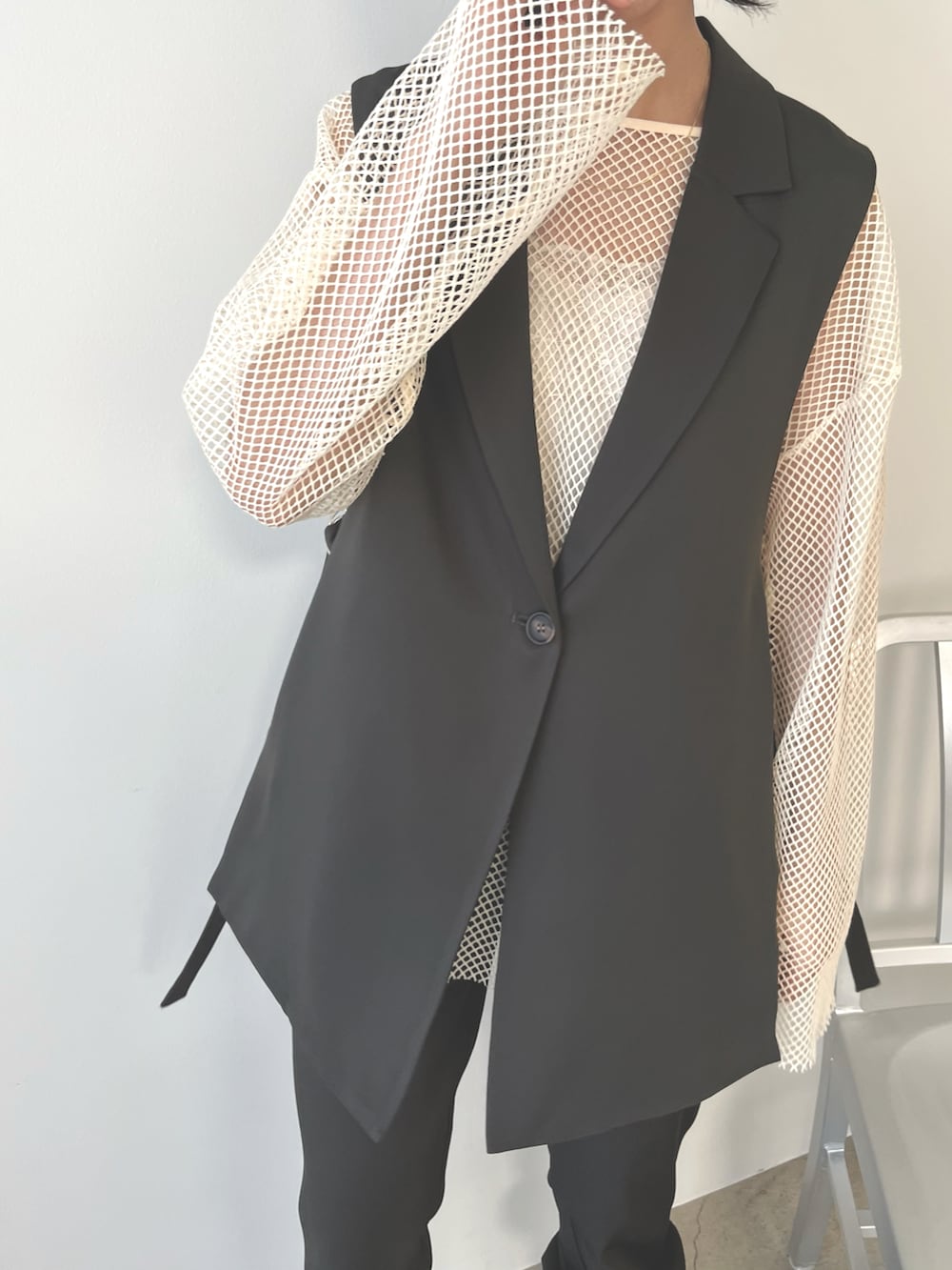 グレー系のスウェットパンツ、ブラック系のブーツ、ホワイト系のニット/セーターを着用したレディースの秋コーディネートの3枚目の写真