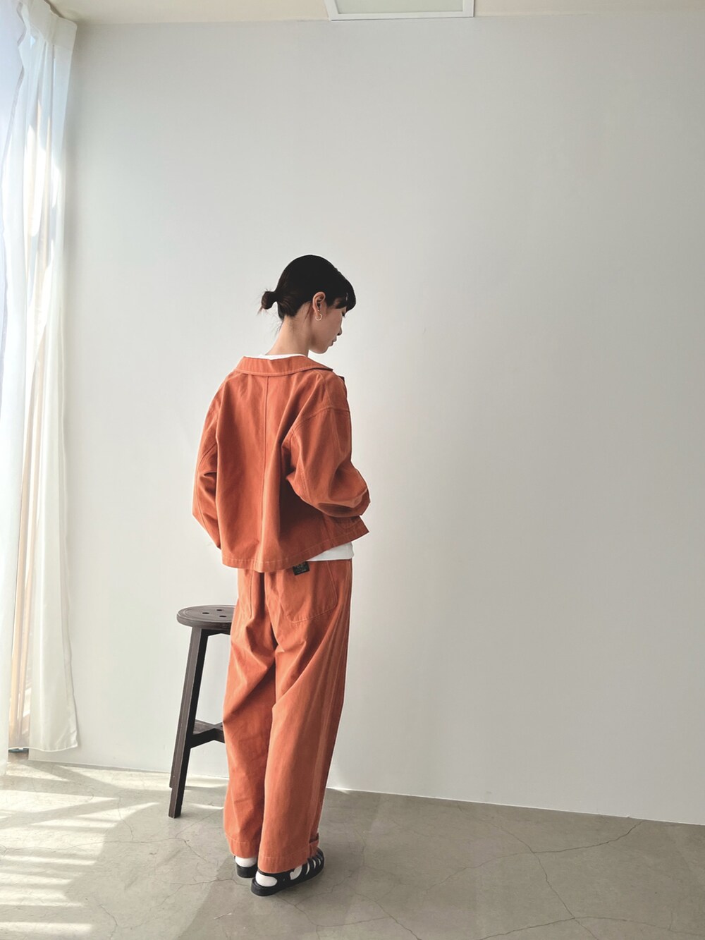 ホワイト系のTシャツ/カットソー、ブラック系のサンダル、その他のジャケット/アウターを着用したレディースの夏コーディネートの5枚目の写真