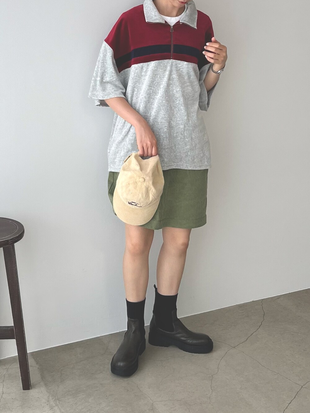 グリーン系のスカート、グリーン系のブーツ、グレー系のTシャツ/カットソーを着用したレディースの夏コーディネートの2枚目の写真