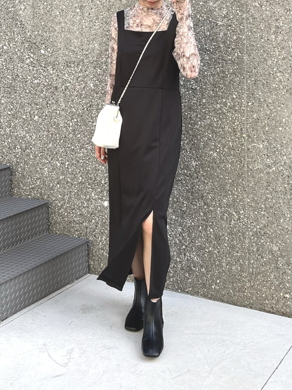 ホワイト系のショルダーバッグ、ブラック系のワンピース/ドレス、ホワイト系のTシャツ/カットソーを着用したレディースの夏コーディネートの3枚目の写真