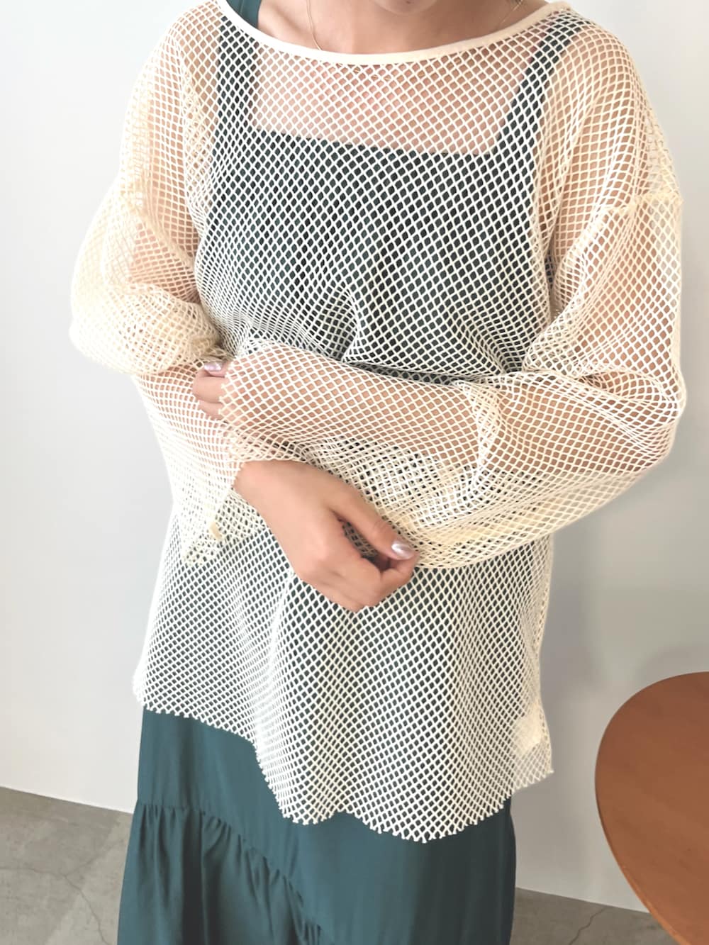 シルバー系のバレエシューズ、グリーン系のジャンパースカート、ホワイト系のニット/セーターを着用したレディースの秋コーディネートの2枚目の写真