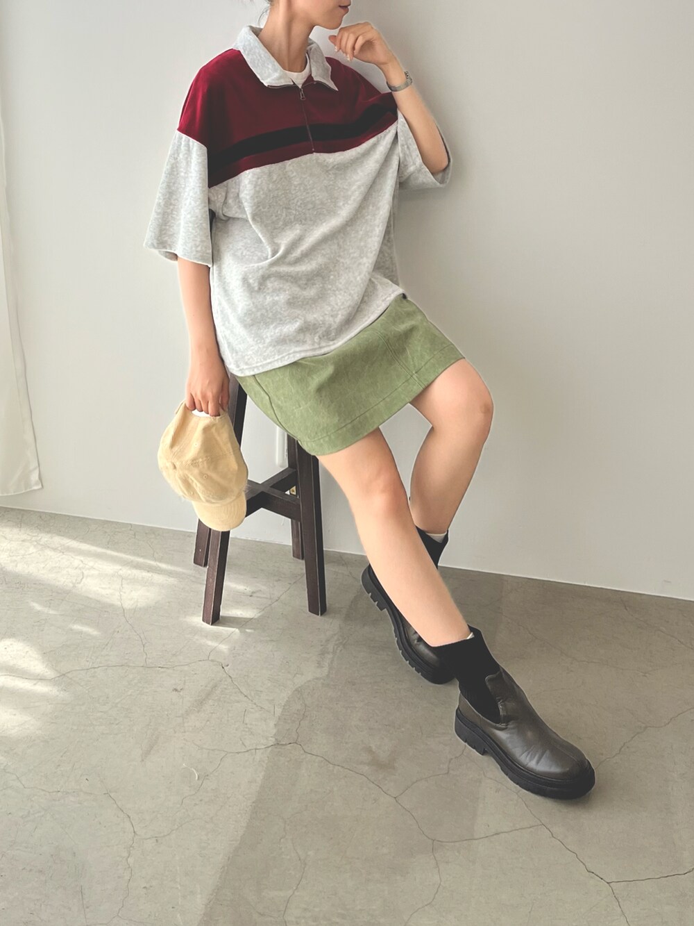 グリーン系のスカート、グリーン系のブーツ、グレー系のTシャツ/カットソーを着用したレディースの夏コーディネートの4枚目の写真