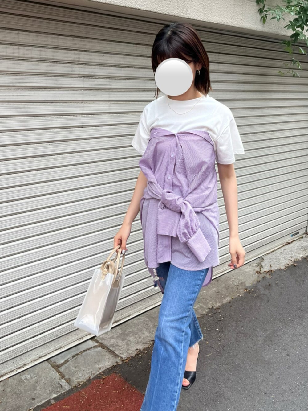 ホワイト系のTシャツ/カットソー、ブラウン系のショルダーバッグ、ブルー系のデニムパンツを着用したレディースの夏コーディネートの2枚目の写真