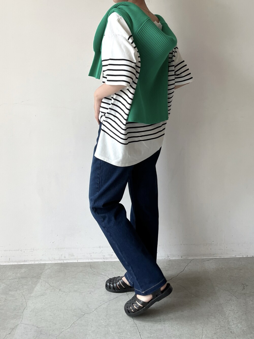 ブラック系のサンダル、グリーン系のトップス、ホワイト系のTシャツ/カットソーを着用したレディースの夏コーディネートの3枚目の写真