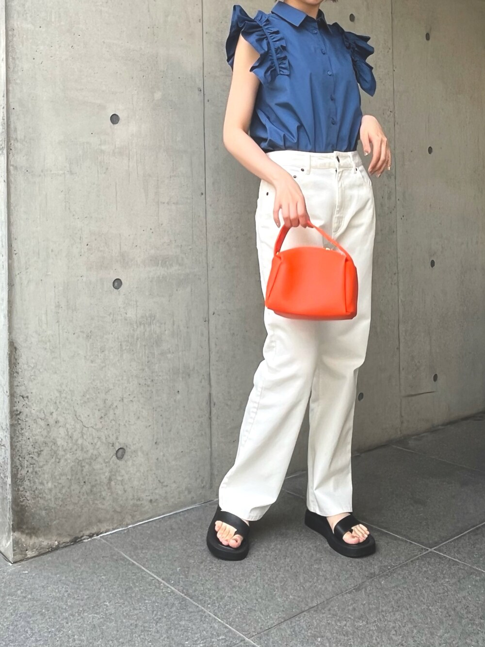 ブルー系のシャツ/ブラウス、ホワイト系のパンツ、ブラック系のサンダルを着用したレディースの春コーディネートの2枚目の写真
