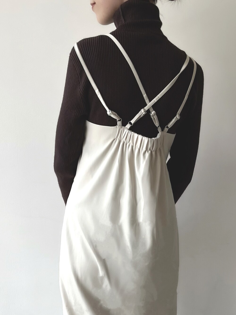 その他のシューズ、ホワイト系のワンピース、グリーン系のバッグを着用したレディースの夏コーディネートの3枚目の写真