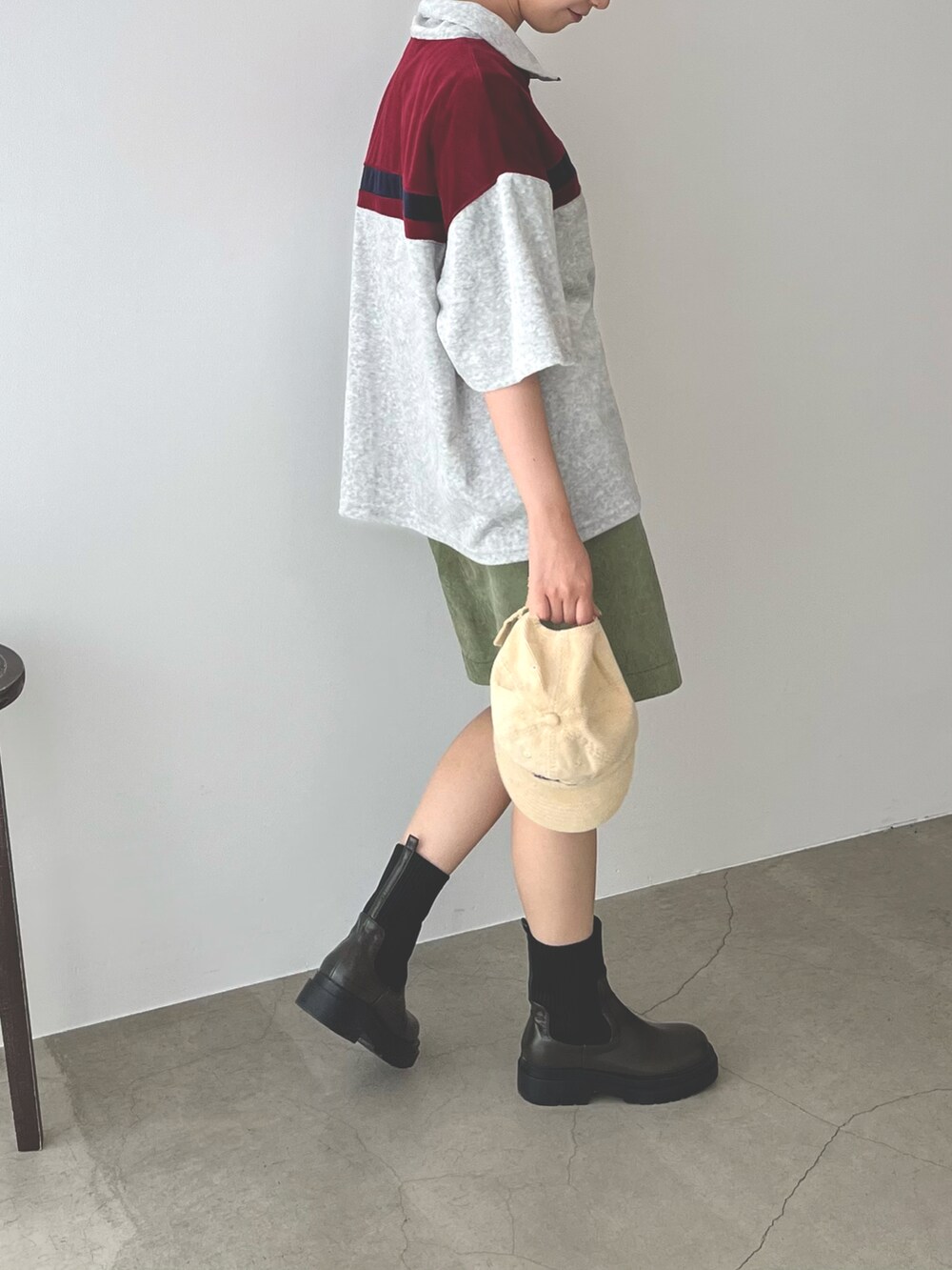 グリーン系のスカート、グリーン系のブーツ、グレー系のTシャツ/カットソーを着用したレディースの夏コーディネートの3枚目の写真