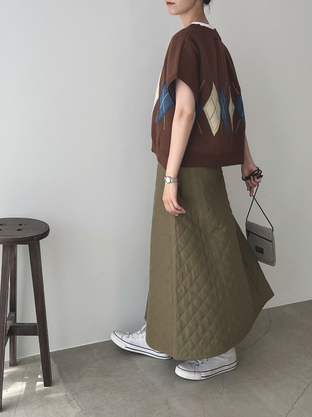 ホワイト系のスニーカー、ホワイト系のTシャツ/カットソー、グレー系のショルダーバッグを着用したレディースの夏コーディネートの3枚目の写真