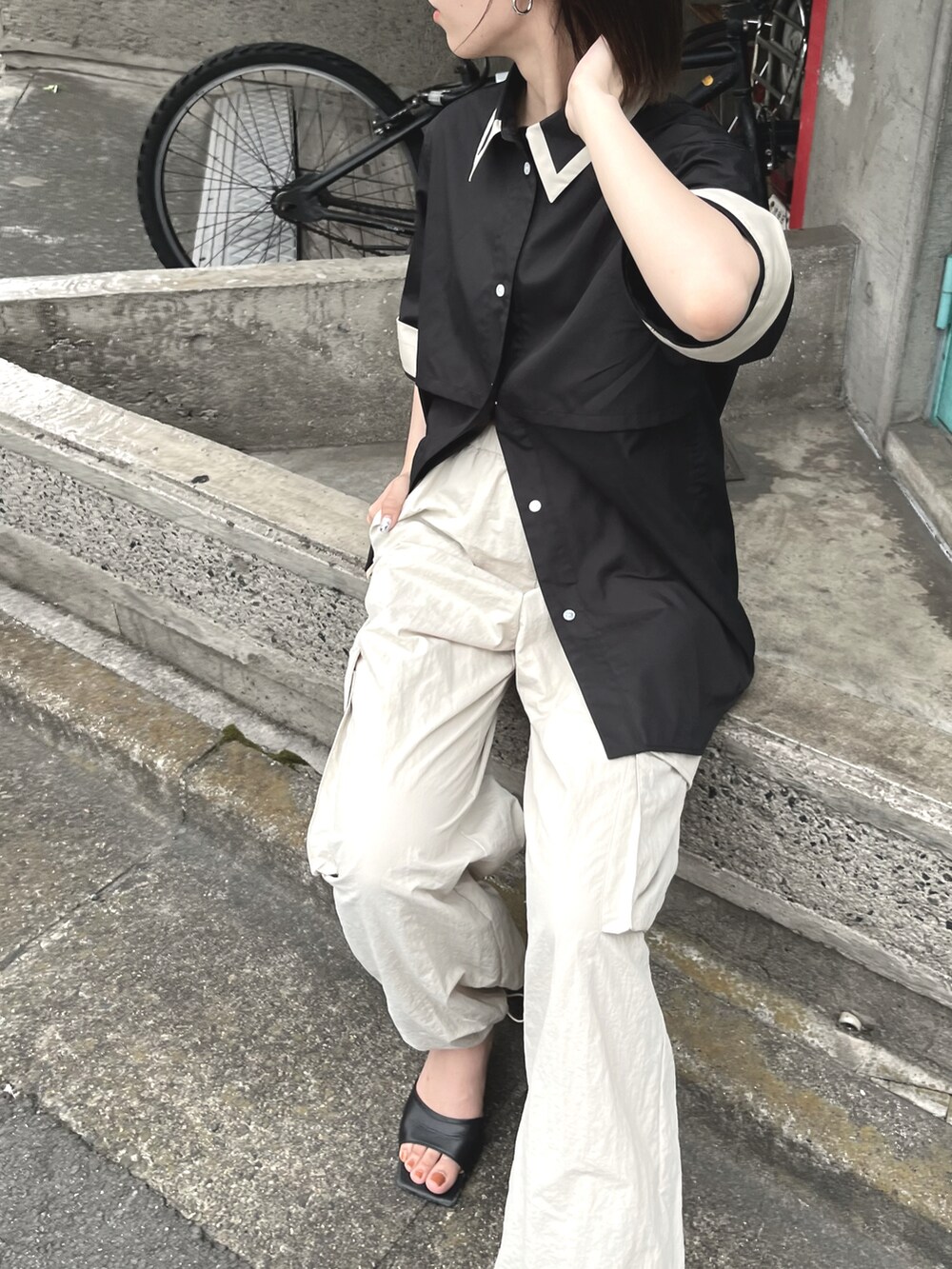 ホワイト系のその他パンツ、ベージュ系のパンツ、ブラック系のサンダルを着用したレディースの夏コーディネートの2枚目の写真