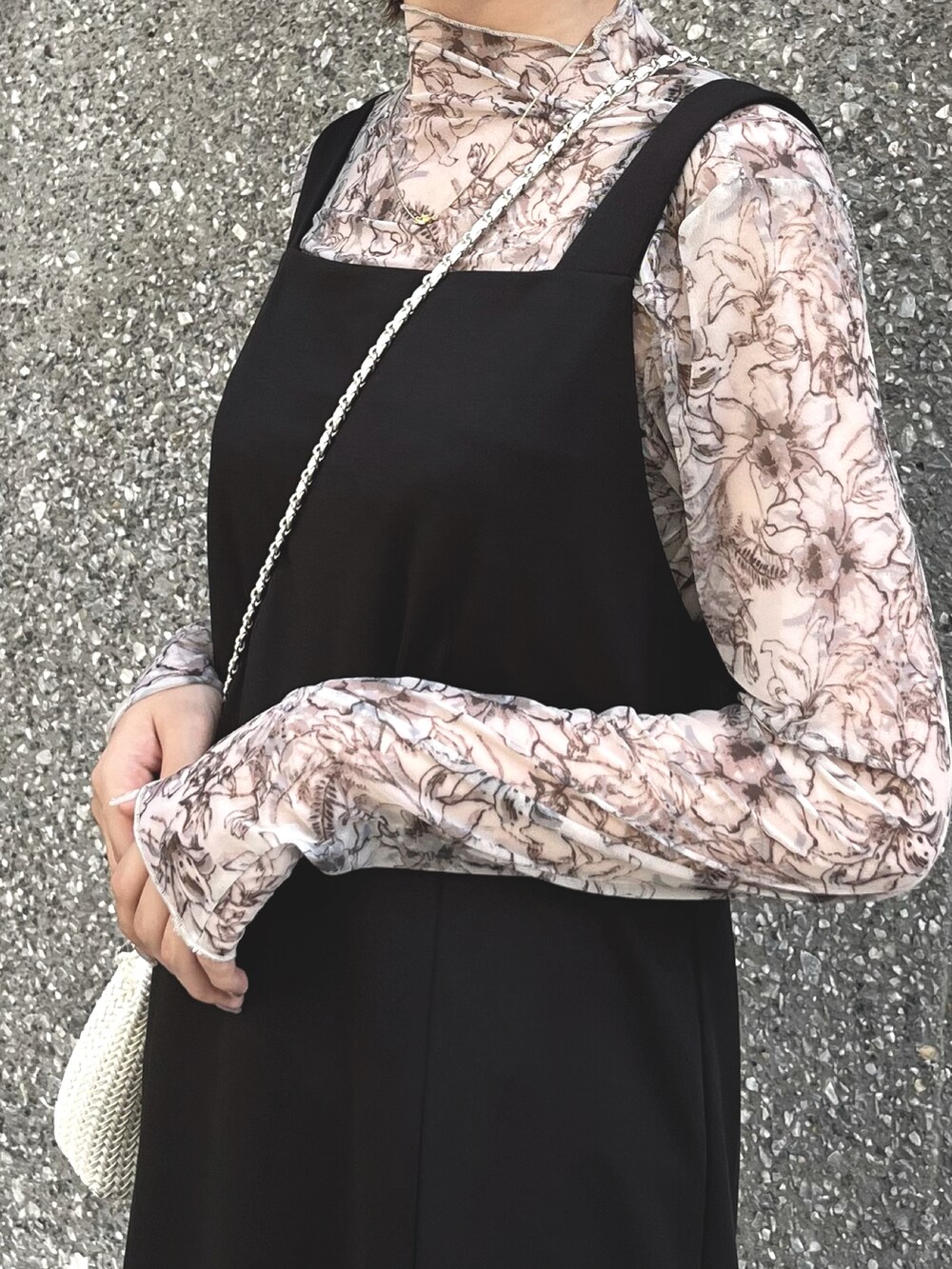 ホワイト系のショルダーバッグ、ブラック系のワンピース/ドレス、ホワイト系のTシャツ/カットソーを着用したレディースの夏コーディネートの5枚目の写真