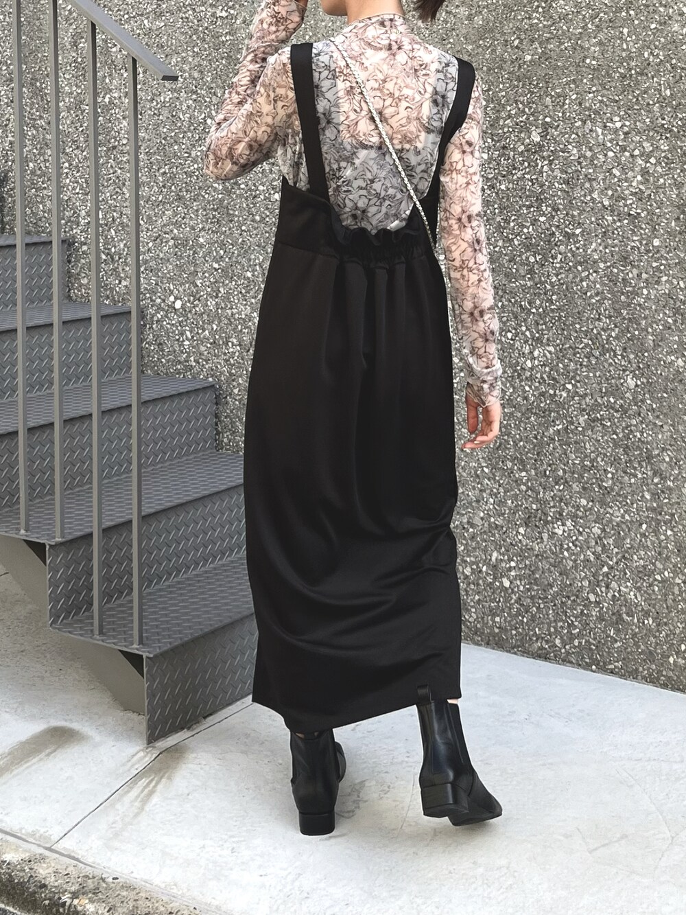 ホワイト系のショルダーバッグ、ブラック系のワンピース/ドレス、ホワイト系のTシャツ/カットソーを着用したレディースの夏コーディネートの4枚目の写真