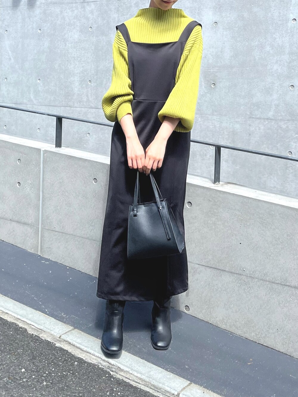 ブラック系のワンピース/ドレス、イエロー系のニット/セーター、ブラック系のバッグを着用したレディースの夏コーディネートの5枚目の写真