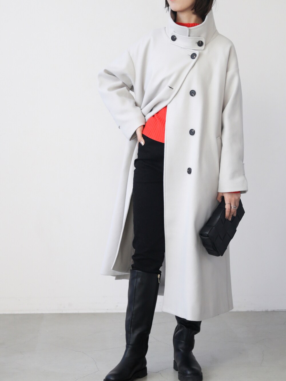 グリーン系のその他アウター、ホワイト系のニット/セーターを着用したレディースの冬コーディネートの2枚目の写真