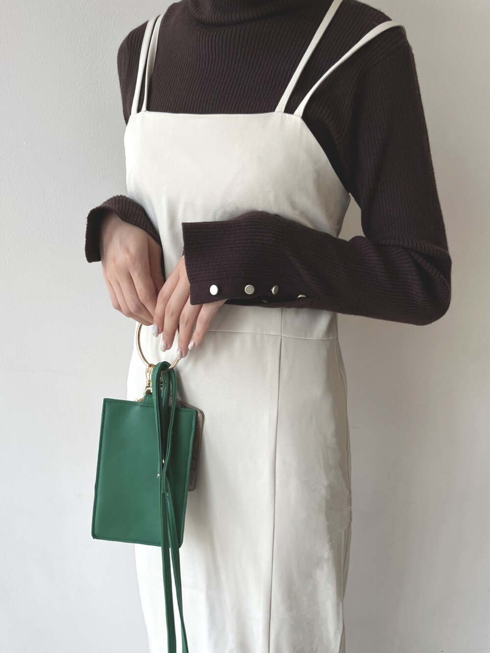 その他のシューズ、ホワイト系のワンピース、グリーン系のバッグを着用したレディースの夏コーディネートの2枚目の写真