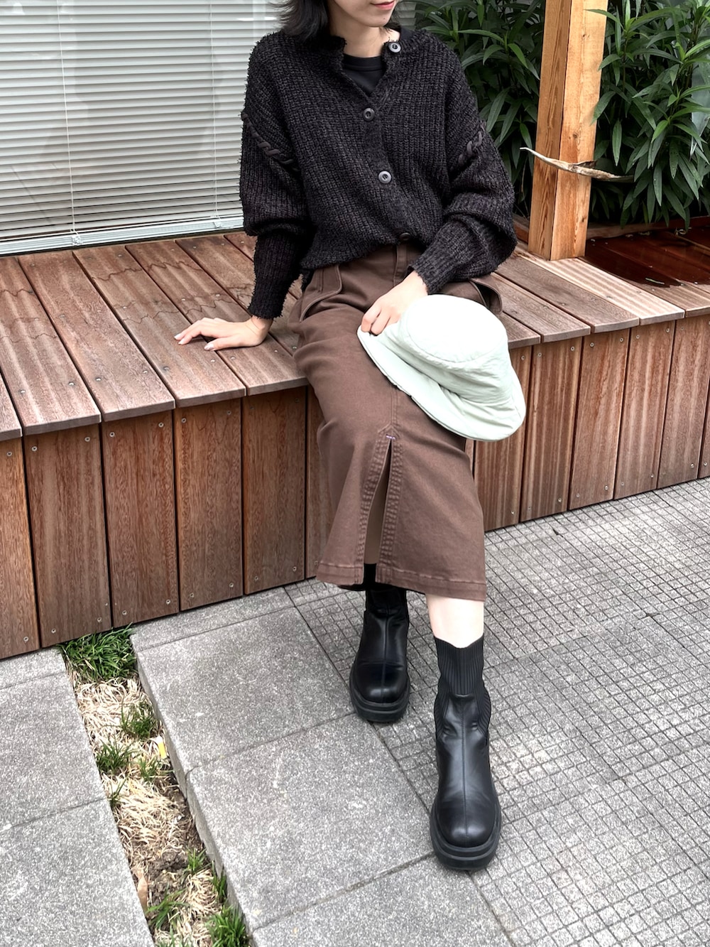 ブラック系のTシャツ/カットソー、ブラック系のニット/セーター、グリーン系のブーツを着用したレディースの秋コーディネートの5枚目の写真