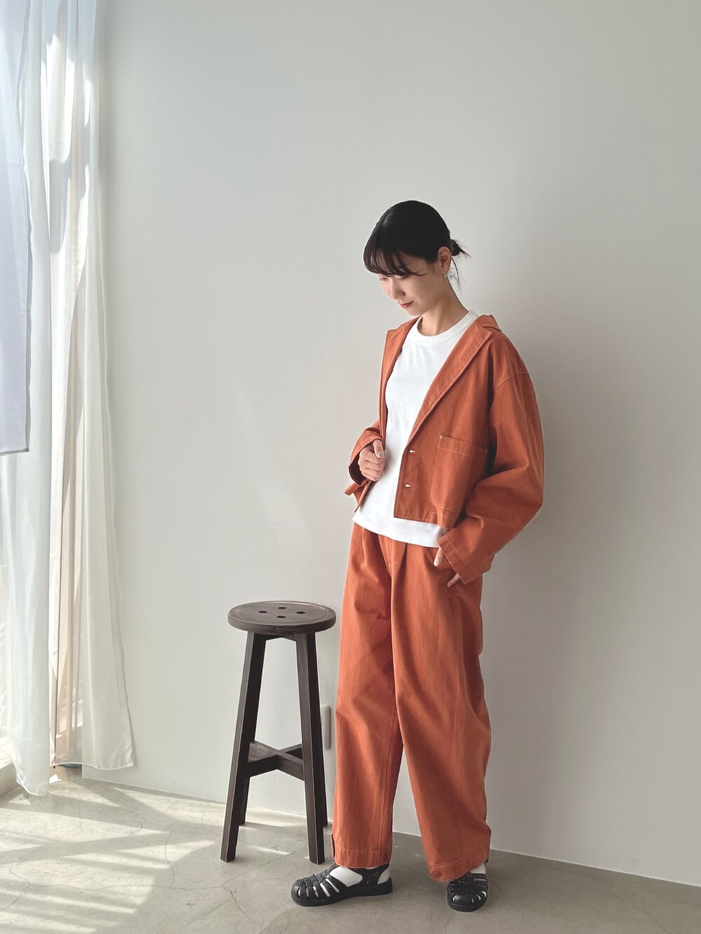 ホワイト系のTシャツ/カットソー、ブラック系のサンダル、その他のジャケット/アウターを着用したレディースの夏コーディネートの4枚目の写真