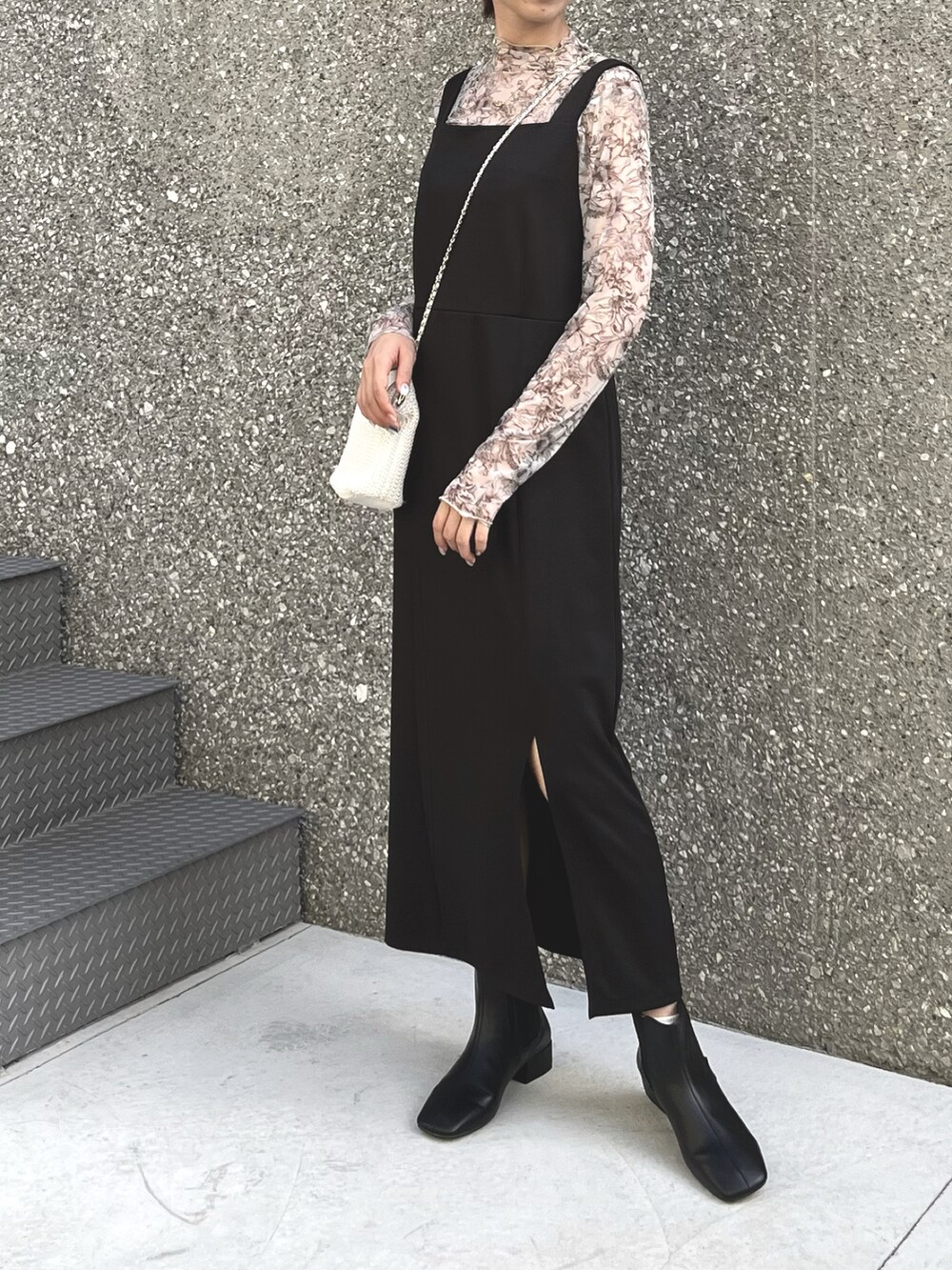 ホワイト系のショルダーバッグ、ブラック系のワンピース/ドレス、ホワイト系のTシャツ/カットソーを着用したレディースの夏コーディネートの2枚目の写真