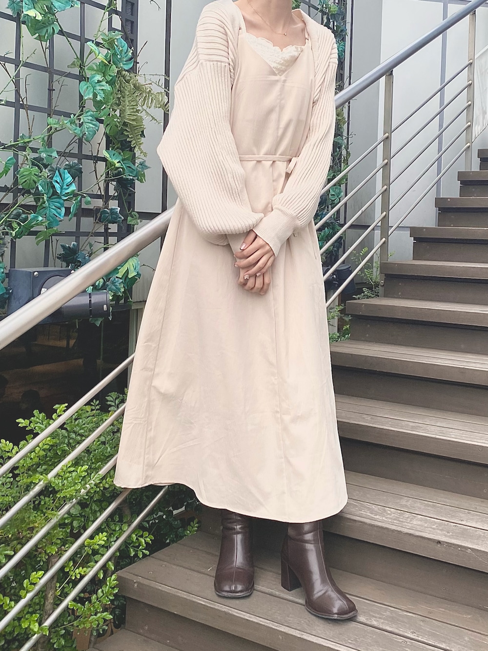 ブラウン系のブーツ、ホワイト系のワンピース、ホワイト系のキャミソールを着用したレディースの秋コーディネートの2枚目の写真