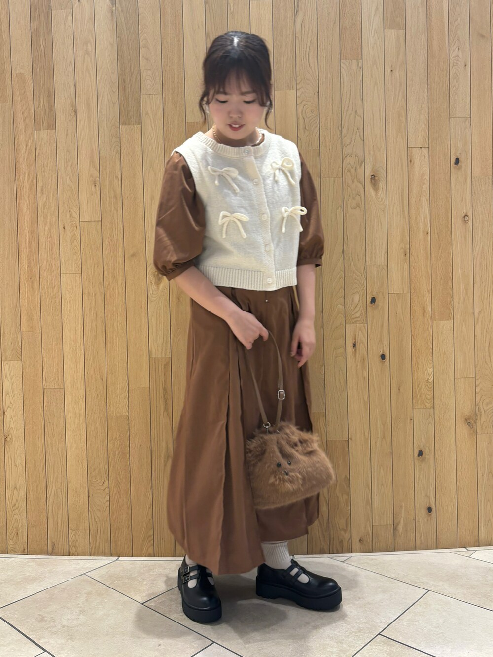 「ehka sopo、イエベ秋、骨格ストレート、ワンピース、ワンピーススタイル、リボン、ベスト、ニットベスト、秋っぽコーデ更新中、秋コーデ、秋のコーデ、ブラウン、ブラウンコーデ」｜「ehka sopoのリボンニットベスト（ベスト、ホワイト系）」を使った、naoさん（骨格ストレート・レディース・159cm）の秋コーディネートの2枚目の写真