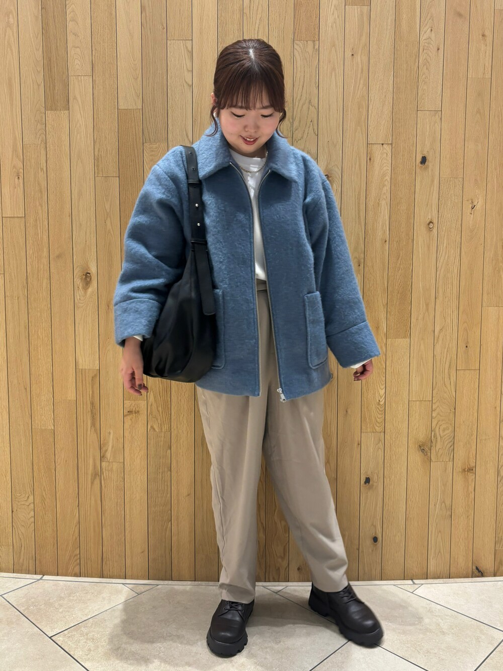 「Samansa Mos2 blue、骨格ストレート、イエベ秋、秋コーデ、秋のコーデ、冬コーデ、冬のコーデ、秋冬コーデ、カジュアル、カジュアルコーデ、アウター、シャギー」|「Samansa Mos2 blueのシャギージップジャケット(ノーカラージャケット、ブルー系)」を使った、naoさん(骨格ストレート・レディース・159cm)の秋コーディネートの2枚目の写真