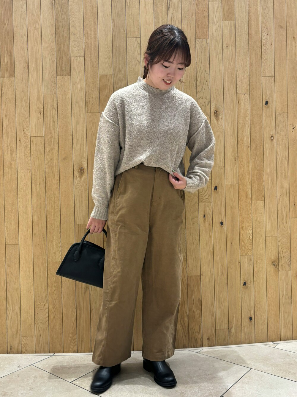 「Samansa Mos2 blue、イエベ秋、骨格ストレート、カジュアル、カジュアルコーデ、シンプルコーデ、シンプル、シンプルスタイル、ニット、ラメ、パンツスタイル、パンツコーデ、冬コーデ、冬」｜「Samansa Mos2 blueのラメ入りブークレヤーンプルオーバー（ニット/セーター、ベージュ系）」を使った、naoさん（骨格ストレート・レディース・159cm）の冬コーディネートの2枚目の写真
