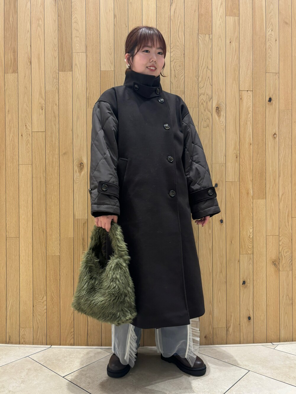 「ehka sopo、イエベ秋、骨格ストレート、コート、ロングコート、デニム、デニムパンツ、チュール、カジュアル、カジュアルコーデ、秋コーデ、秋冬コーデ、冬コーデ、冬のコーデ」|「ehka sopoのメルトンキルトコンビコート(その他アウター、ブラウン系)」を使った、naoさん(骨格ストレート・レディース・159cm)の秋コーディネートの2枚目の写真