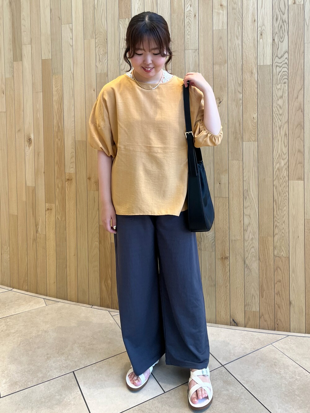 「Samansa Mos2 blue、骨格ストレート、イエベ秋、ブラウス、パンツスタイル、パンツコーデ、オレンジ、シンプルコーデ、夏コーデ、夏」｜「Samansa Mos2 blueのリネンタッチバルーンスリーブブラウス（シャツ/ブラウス、オレンジ系）」を使った、naoさん（骨格ストレート・レディース・159cm）の夏コーディネートの2枚目の写真