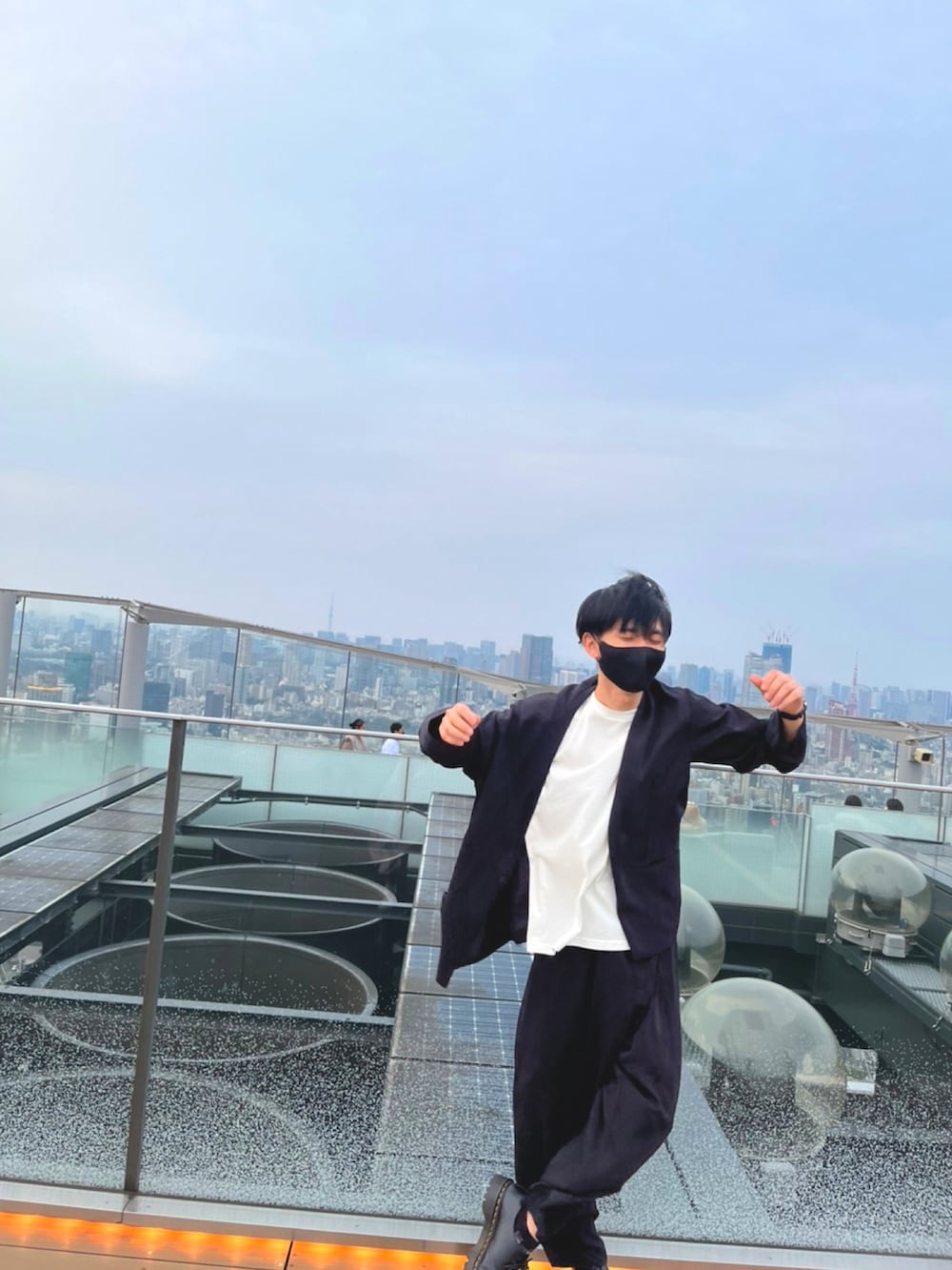 ブラック系のセットアップ、ホワイト系のTシャツ/カットソー、ブラック系のショルダーバッグを着用したメンズの春コーディネートの2枚目の写真