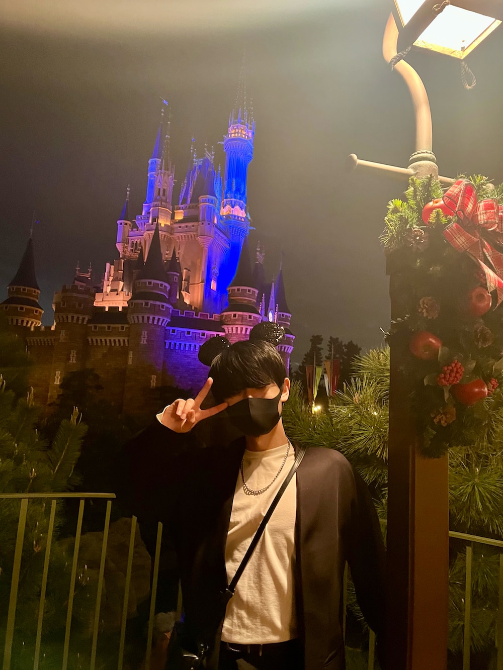 ブラック系のセットアップ、ブラック系のショルダーバッグ、ブラック系のベルトを着用したメンズの秋コーディネートの3枚目の写真