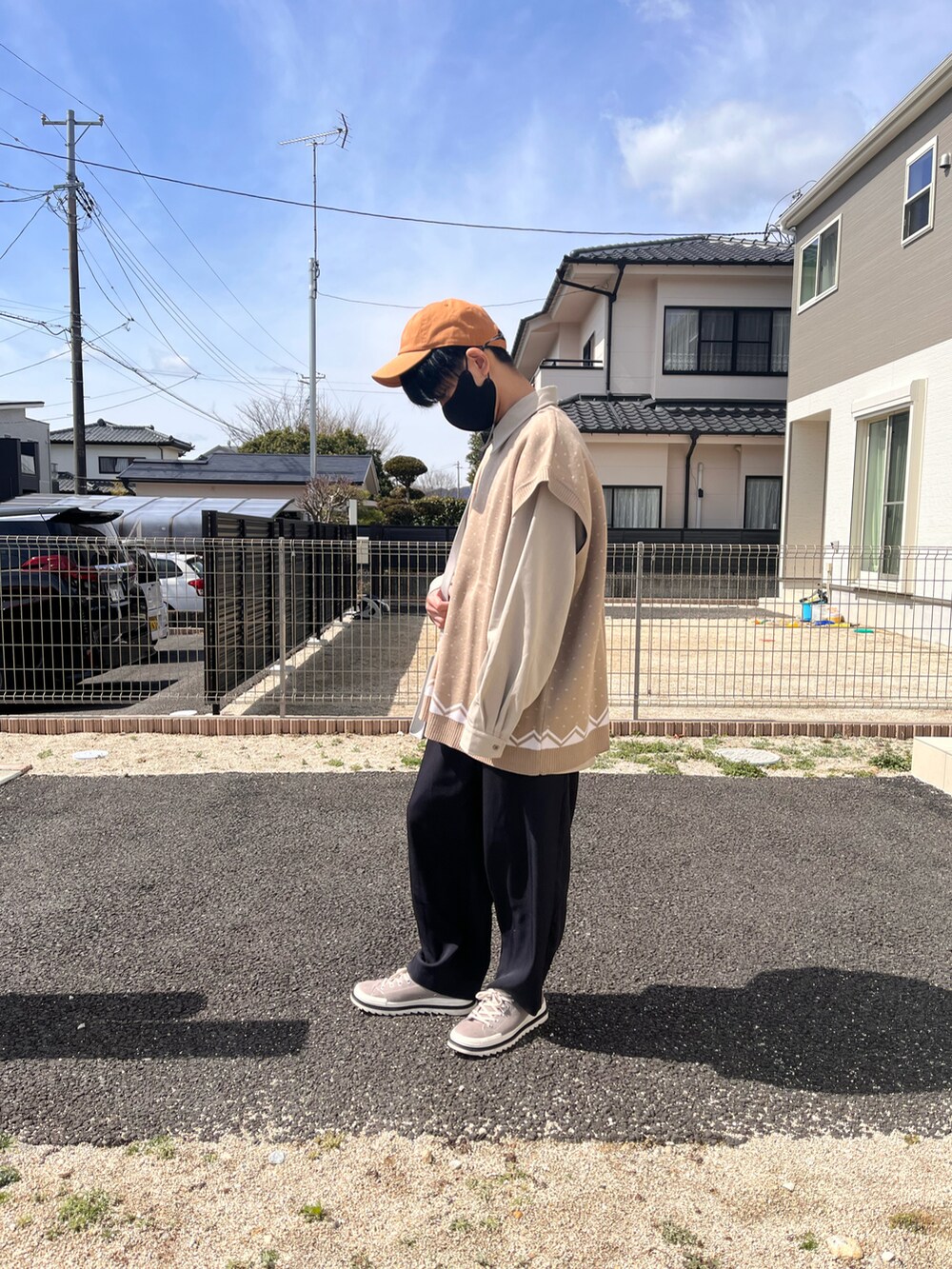 ベージュ系のベスト、ベージュ系のシャツ/ブラウス、ブラック系のセットアップを着用したメンズの春コーディネートの2枚目の写真