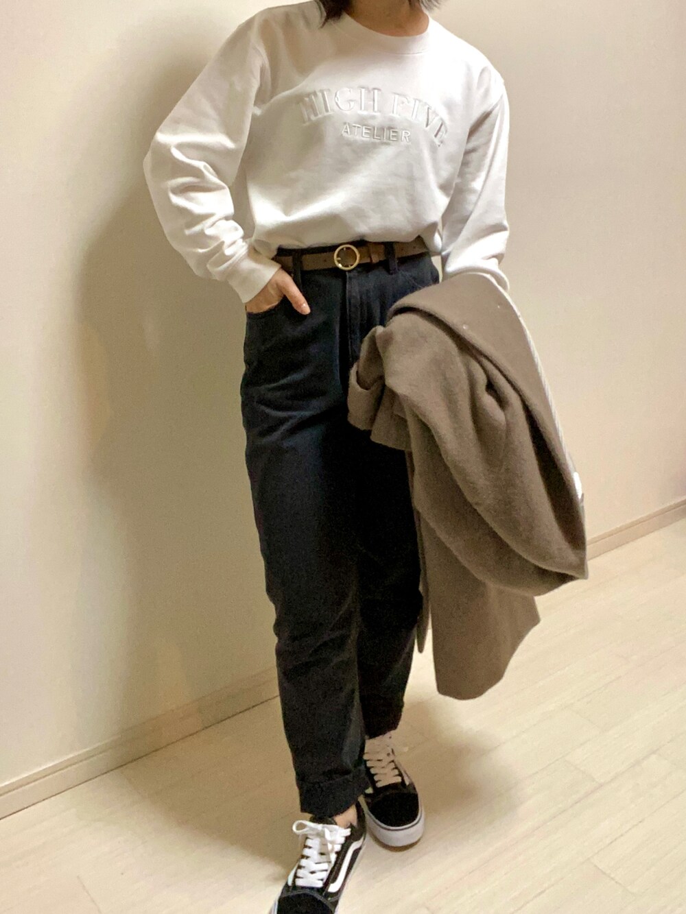 「スウェット、スニーカー、アウター、VANS、刺繍、BEAMS、スニーカーコーデ、ノーカラーコート、デニムパンツ、GLOBAL WORK、休日コーデ、シンプルコーデ、カジュアルコーデ、オールドスクール、低身長コーデ」｜「GLOBAL WORKのデニムスリムテーパード/948006（デニムパンツ、グレー系）」を使った、mikekkoさん（レディース・155cm）の秋コーディネートの2枚目の写真