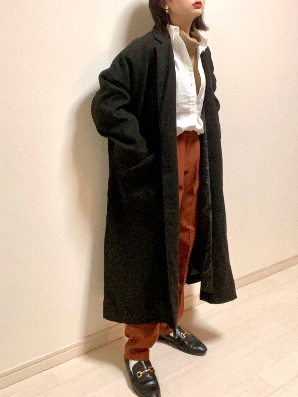 「オトナカジュアル、きれいめカジュアル、ロングコート、レイヤードスタイル、白シャツ、タートルネック、パンツスタイル、カラーパンツ、オレンジ、タックイン、ローファー、低身長女子、WEGO、Polo Ralph Lauren、UNIQLO」｜「LOWRYS FARMのビットローファー　786540 （ローファー、ブラック系）」を使った、mikekkoさん（レディース・155cm）の春コーディネートの2枚目の写真