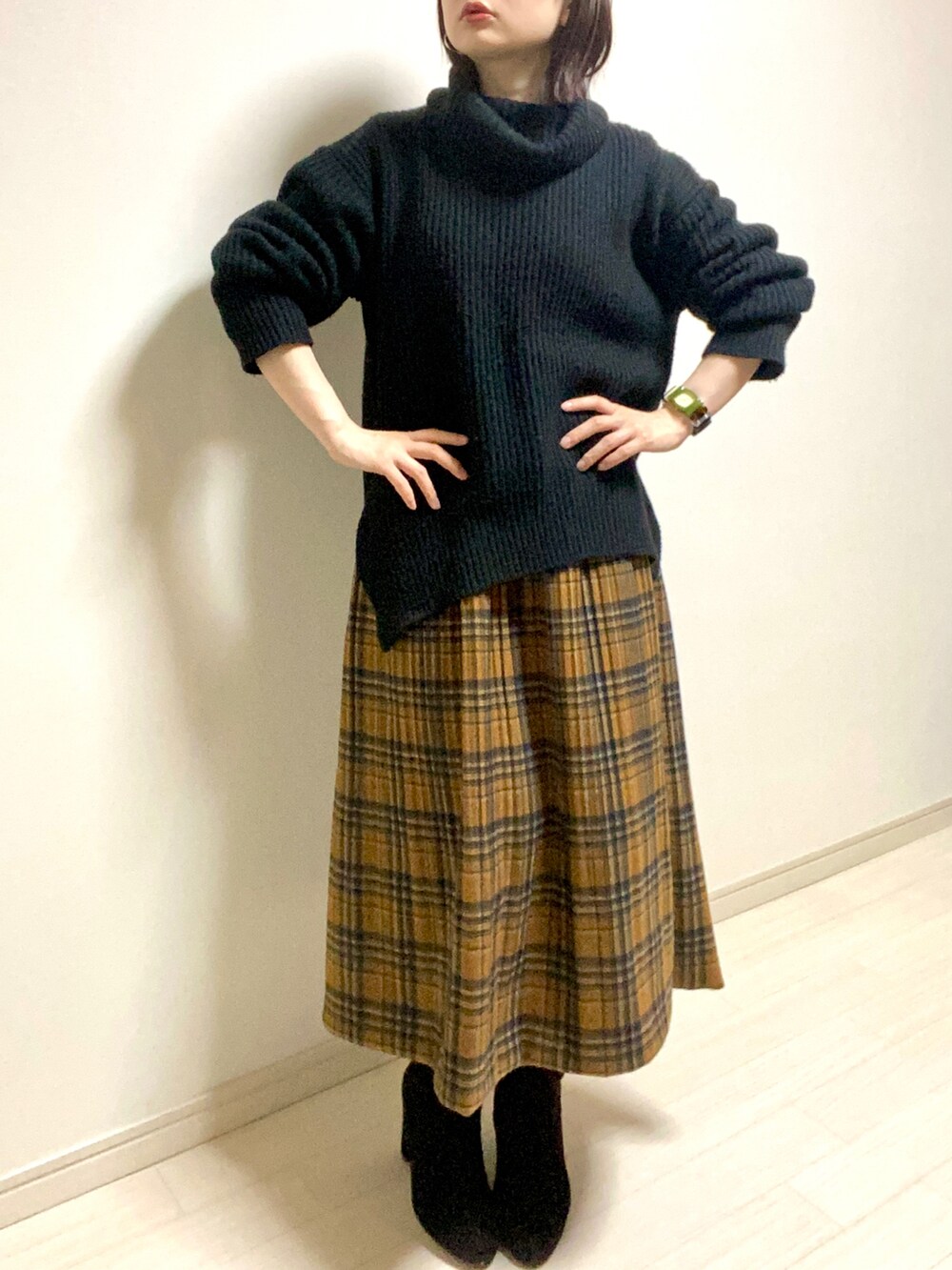 「オトナ女子、低身長コーデ、タートルネック、タートルネックニット、ゆるニット、studio clip、カーディガン、カーディガン肩かけ、UNIQLO、スカートスタイル、スカート、チェックスカート、ブーツ、ショートブーツ、ブラック」｜「studio CLIPの5ゲージザックリタートルネックプルオーバー（ニット/セーター、ブラック系）」を使った、mikekkoさん（レディース・155cm）の春コーディネートの3枚目の写真