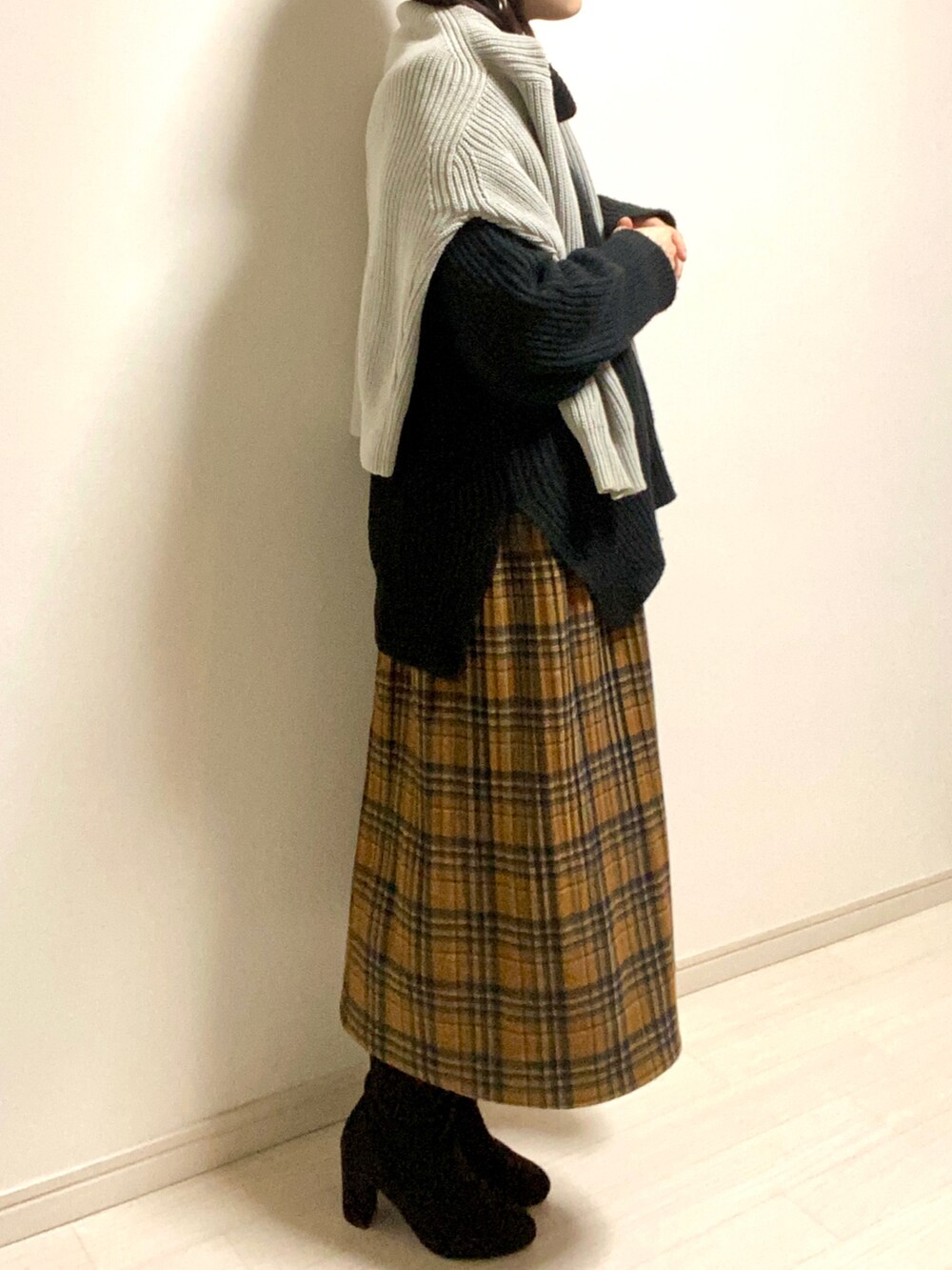 「オトナ女子、低身長コーデ、タートルネック、タートルネックニット、ゆるニット、studio clip、カーディガン、カーディガン肩かけ、UNIQLO、スカートスタイル、スカート、チェックスカート、ブーツ、ショートブーツ、ブラック」｜「studio CLIPの5ゲージザックリタートルネックプルオーバー（ニット/セーター、ブラック系）」を使った、mikekkoさん（レディース・155cm）の春コーディネートの2枚目の写真