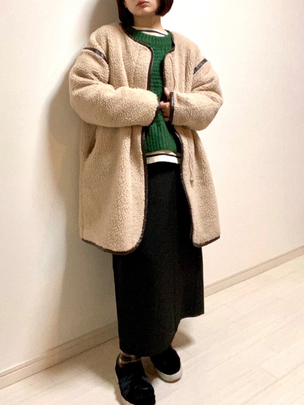 「オトナ女子、オトナカジュアル、ボアジャケット、ボアコート、マフラー、マフラーぐるぐる、ゆるニット、ボリューム袖、グリーン、ボーダー、ボーダートップス、UNIQLO、レイヤードスタイル、ロングスカート、しまむら」｜「Fizzの【Fizz/フィズ】　レザー調パイピング　ジップアップ　ノーカラーロングボアコート（ノーカラージャケット、ベージュ系）」を使った、mikekkoさん（レディース・155cm）の冬コーディネートの2枚目の写真