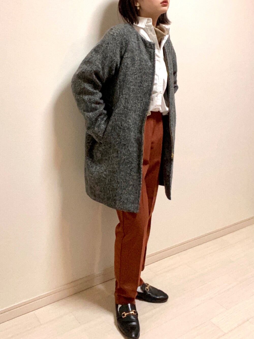 「オトナカジュアル、きれいめカジュアル、ロングコート、レイヤードスタイル、白シャツ、タートルネック、パンツスタイル、カラーパンツ、オレンジ、タックイン、ローファー、低身長女子、WEGO、Polo Ralph Lauren、UNIQLO」｜「LOWRYS FARMのビットローファー　786540 （ローファー、ブラック系）」を使った、mikekkoさん（レディース・155cm）の春コーディネートの5枚目の写真