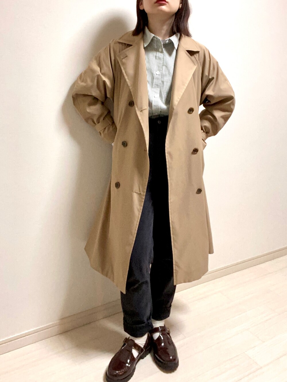 「めがね、メガネ女子、niko and ...、シャツスタイル、シャツ、ストライプ、ストライプシャツ、ビッグシルエット、WEGO、パンツスタイル、デニム、デニムパンツ、ローファー、ローファー×靴下、トレンチコート」｜「GLOBAL WORKのデニムスリムテーパード/948006（デニムパンツ、グレー系）」を使った、mikekkoさん（レディース・155cm）の春コーディネートの3枚目の写真