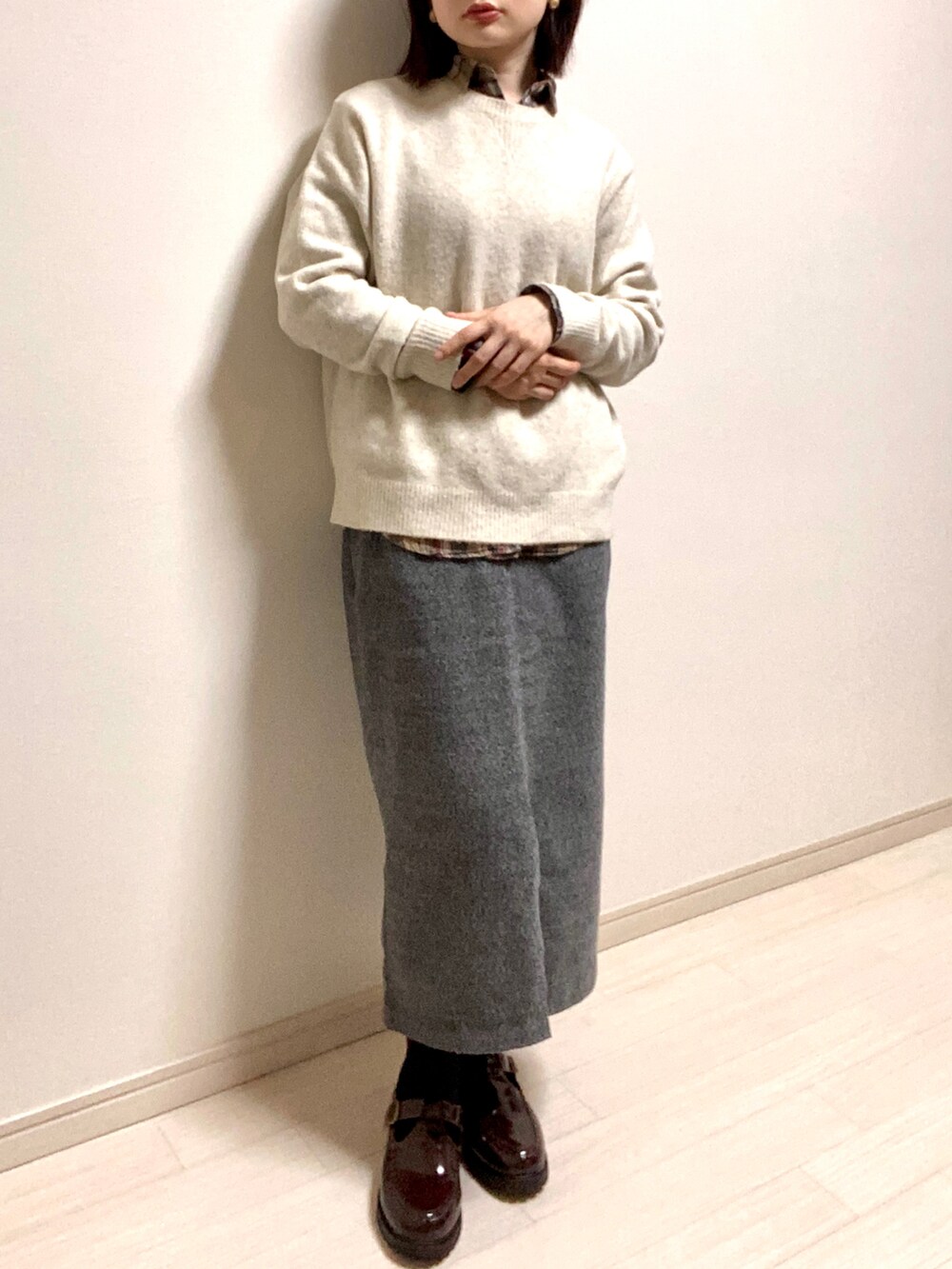 「オトナカジュアル、カジュアルガーリー、ロングコート、白ニット、UNIQLO、チェックシャツ、GROBAL WORK、ニット×シャツ、レイヤードスタイル、スカートスタイル、SEVENDAYS＝SUNDAY、ローファー、ブラウン、3coins、トラッド」｜「forksy.の【forksy.】T字ストラップローファー（ローファー、ブラウン系）」を使った、mikekkoさん（レディース・155cm）の春コーディネートの2枚目の写真