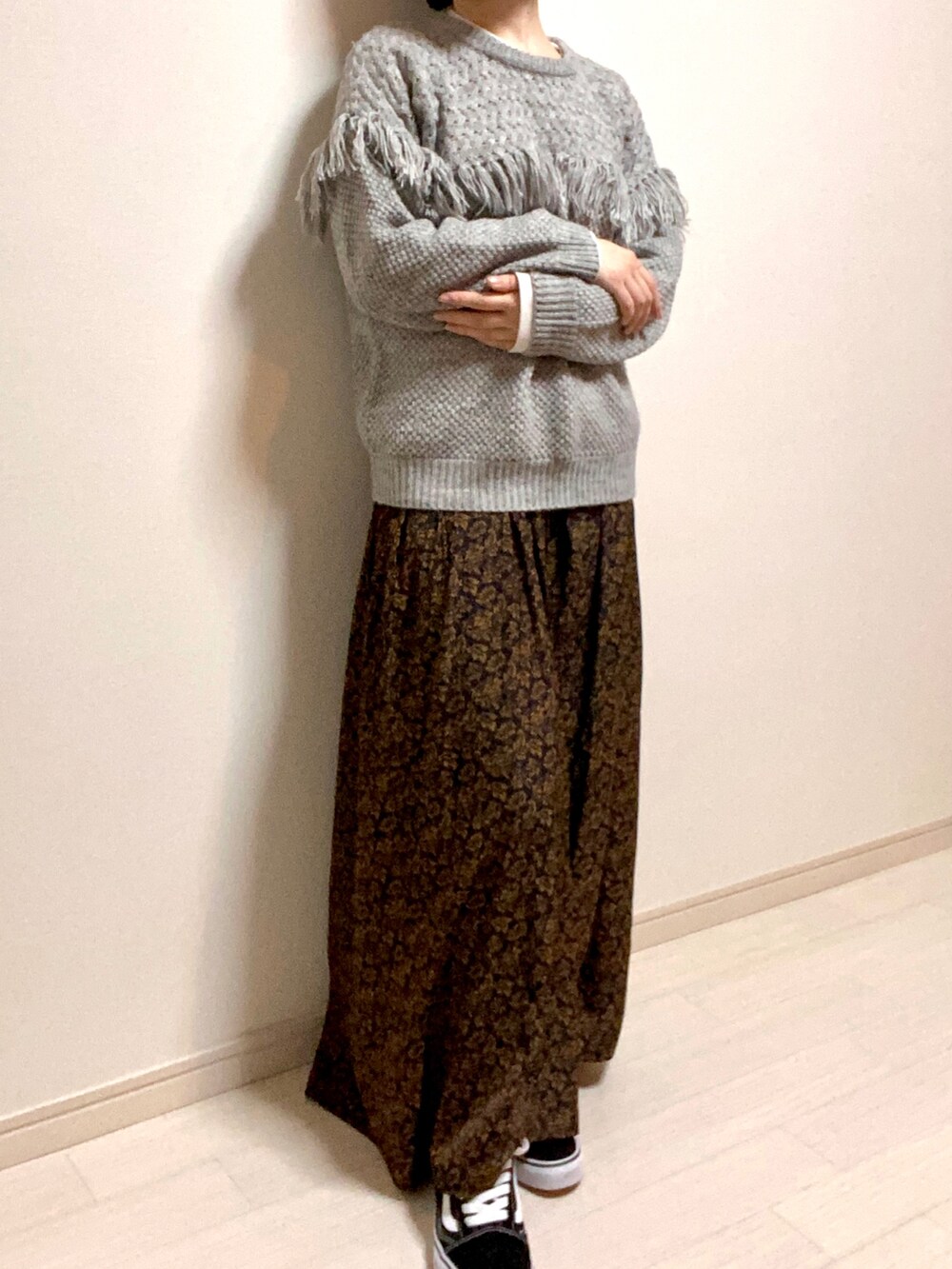 「ダッフルコート、ネイビー、ロンT、ニット、フリンジ、グレー、柄パンツ、花柄、ワイドパンツ、サテンパンツ、スニーカー、スニーカーコーデ、VANS、オールドスクール、黒」｜「titivateのｼｮｰﾄﾀﾞｯﾌﾙｺｰﾄ（ダッフルコート、ブルー系）」を使った、mikekkoさん（レディース・155cm）の冬コーディネートの2枚目の写真