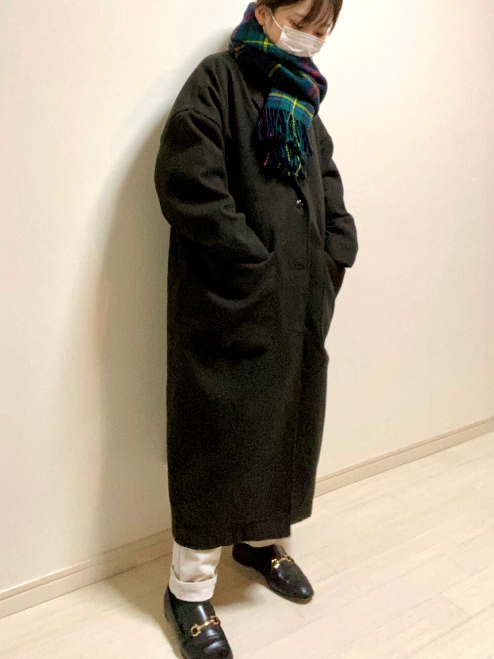 「大人カジュアル、低身長コーデ、ロングコート、ブラック、マフラー、チェックマフラー、チェック柄に恋してる、グリーン、ニット、ブラウン、パンツスタイル、コーデュロイ、コーデュロイパンツ、ローファー、ローファー×靴下」｜「studio CLIPのアイテム（パンツ、ホワイト系）」を使った、mikekkoさん（レディース・155cm）の冬コーディネートの2枚目の写真