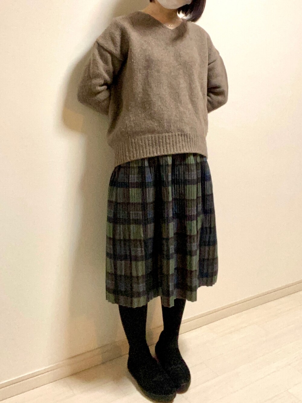 「冬コーデ、ダウンジャケット、黒、chocol raffine robe、ニット、マフラー、スカート、スカートスタイル、チェックスカート、チェック柄に恋してる、グリーン、DAYCLOSET、フラットシューズ、大人ガーリー、低身長コーデ」｜「YEVSのアイテム（ストール/ショール、ベージュ系）」を使った、mikekkoさん（レディース・155cm）の冬コーディネートの2枚目の写真
