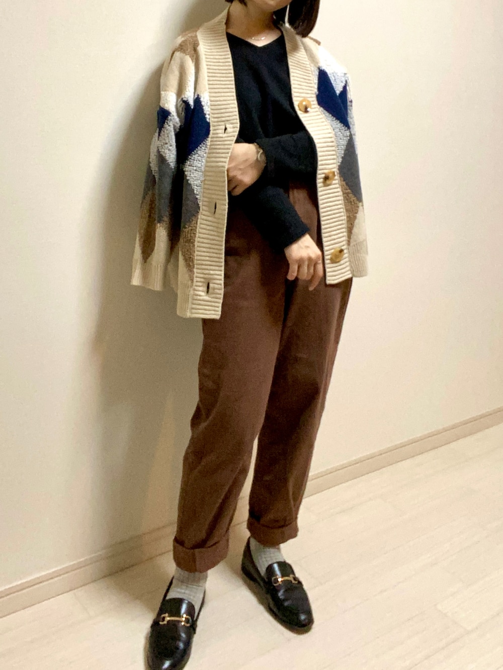 ブラック系のローファー、ブラック系のジャケット/アウター、ブラウン系のパンツを着用したレディースの冬コーディネートの3枚目の写真