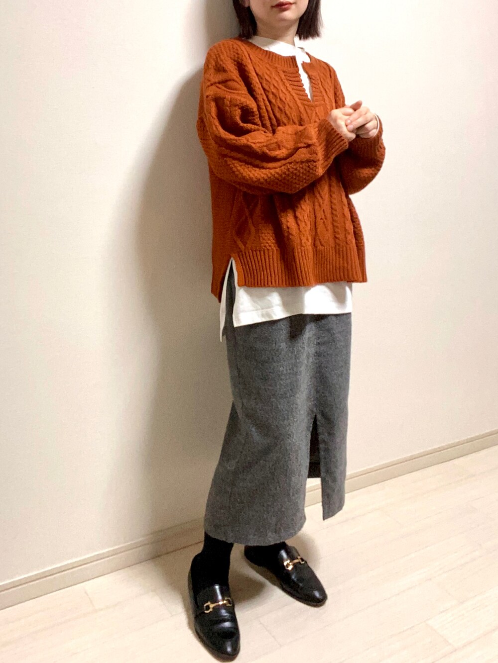 「オトナ女子、大人ガーリー、カラーコーデ、オレンジ、オレンジニット、カラーニット、キーネック、earth music&ecology、ロンT、レイヤードスタイル、スカート、スカートスタイル、ロングスカート、ローファー、低身長コーデ」｜「LOWRYS FARMのビットローファー　786540 （ローファー、ブラック系）」を使った、mikekkoさん（レディース・155cm）の春コーディネートの2枚目の写真