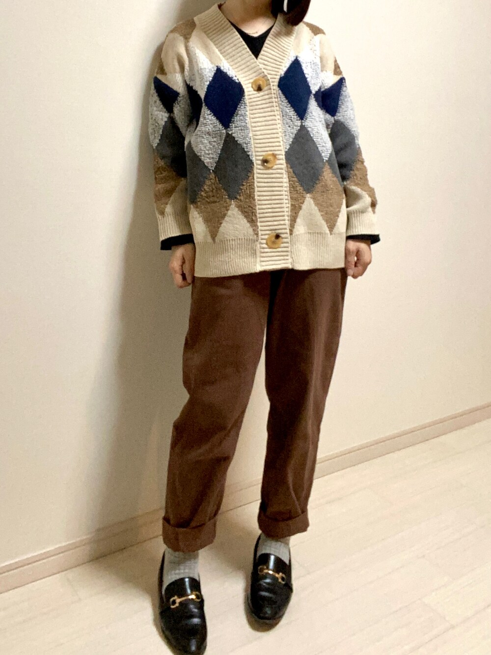 ブラック系のローファー、ブラック系のジャケット/アウター、ブラウン系のパンツを着用したレディースの冬コーディネートの2枚目の写真