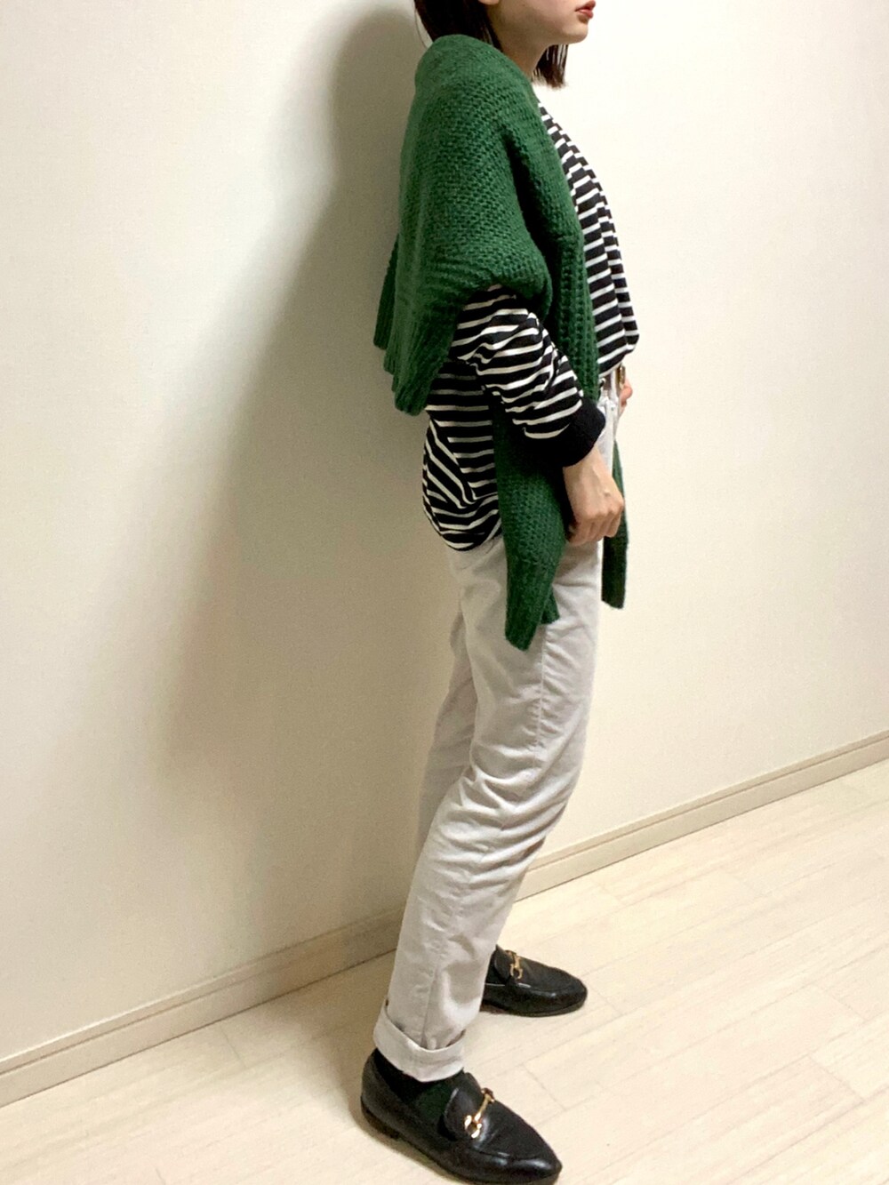 「オトナカジュアル、カジュアルコーデ、パンツスタイル、トレンチコート、UNIQLO、カラーニット、グリーンニット、グリーン、CIAOPANIC TYPY、ボーダー、ボーダートップス、コーデュロイパンツ、ホワイト、ローファー、ローファー×靴下」｜「UNIQLOのアイテム（トレンチコート、ベージュ系）」を使った、mikekkoさん（レディース・155cm）の春コーディネートの2枚目の写真