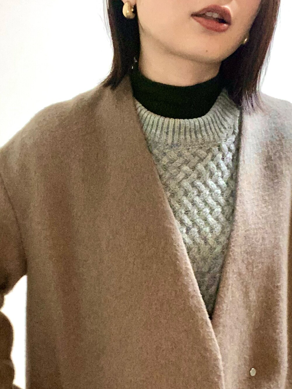 「大人女子、低身長コーデ、ロングコート、ノーカラーコート、アウター、マフラー、チェック、burberry、ハイネック、UNIQLO、ケーブルニット、nano・universe、スカート、ブーツ、ショートブーツ」｜「BEAMS HEARTのアイテム（ノーカラーコート、ブラウン系）」を使った、mikekkoさん（レディース・155cm）の秋コーディネートの2枚目の写真