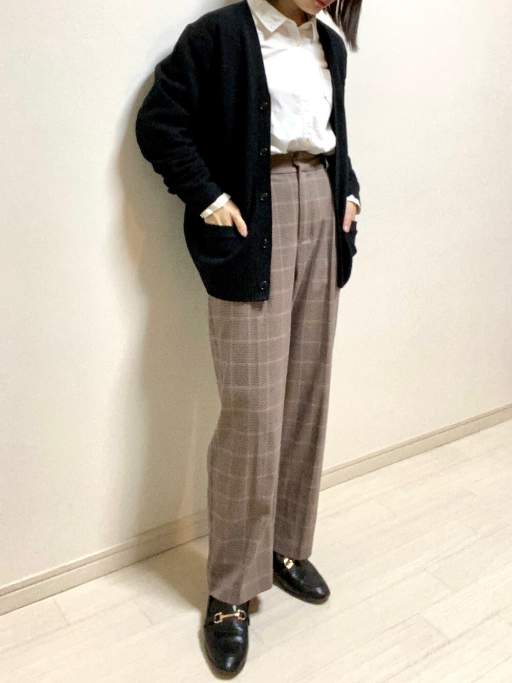 「大人女子、大人カジュアル、低身長女子、トラッド、ロングコート、マフラー、マフラーぐるぐる、チェック柄に恋してる、カーディガン、UNIQLO、白シャツ、パンツスタイル、チェックパンツ、GLOBAL WORK、ローファー」｜「LOWRYS FARMのビットローファー　786540 （ローファー、ブラック系）」を使った、mikekkoさん（レディース・155cm）の春コーディネートの3枚目の写真